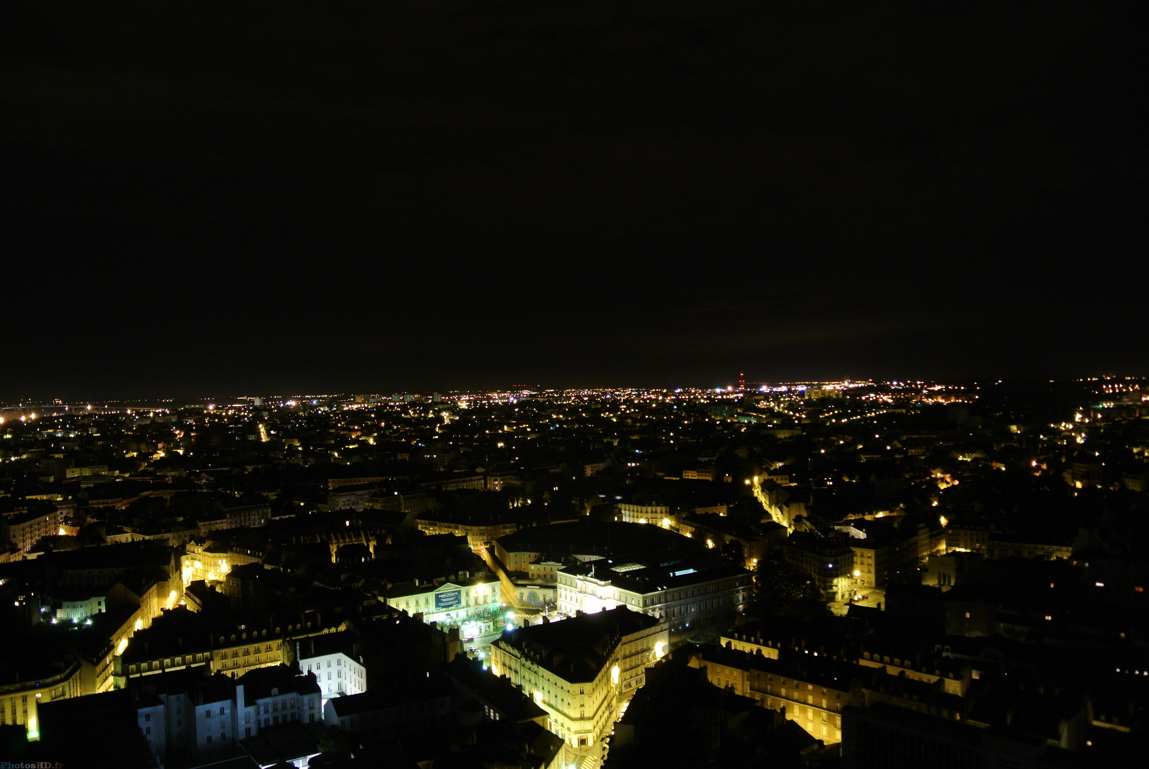 Ville de Nantes de nuit vu du ciel