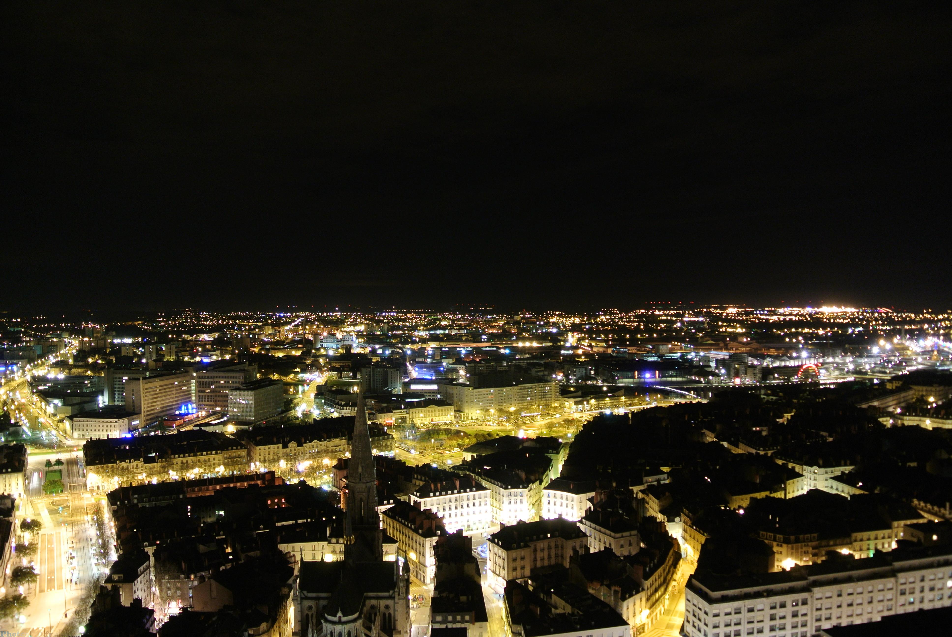 Ville de Nantes de nuit vu du ciel