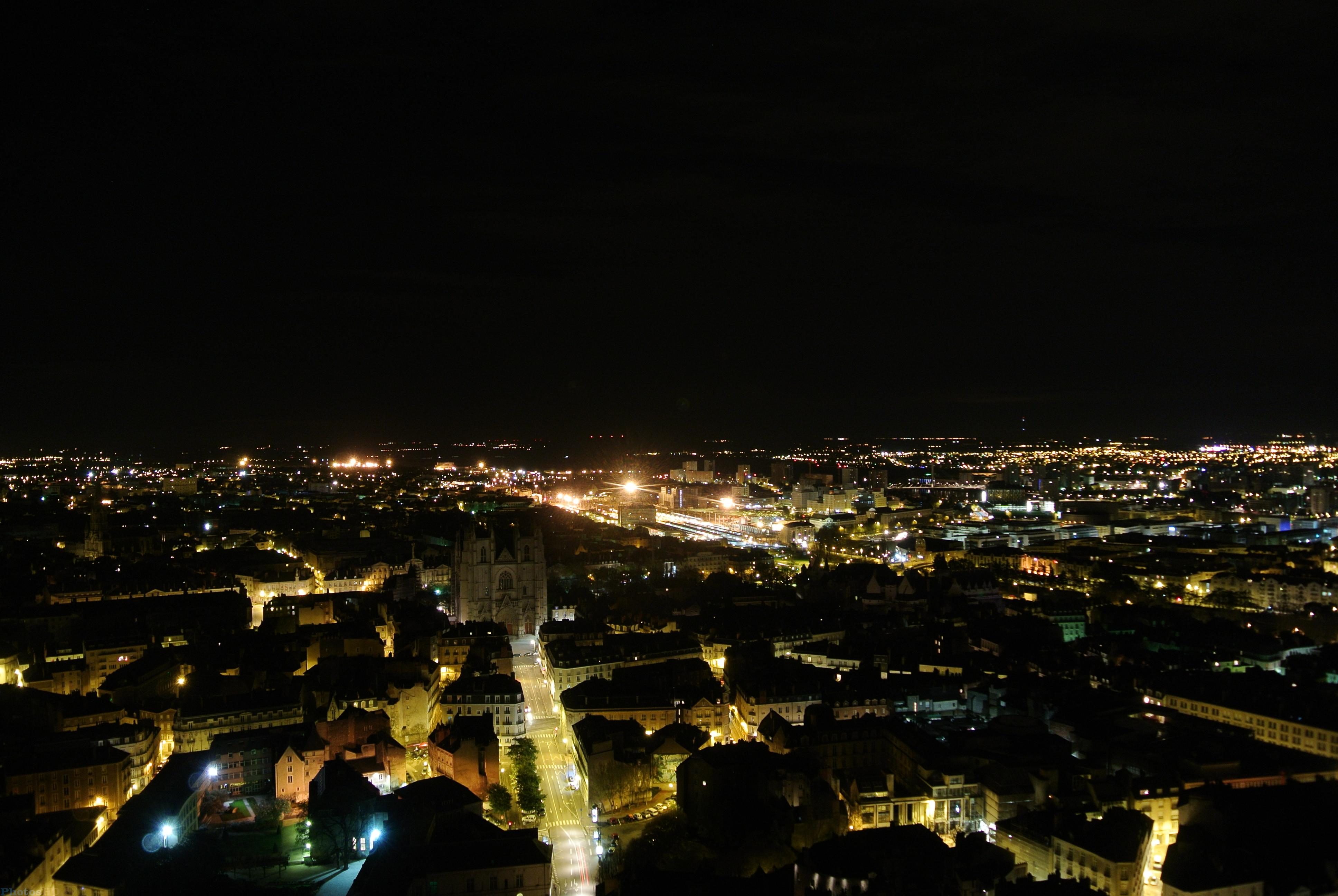 Ville de Nantes de nuit vu du ciel