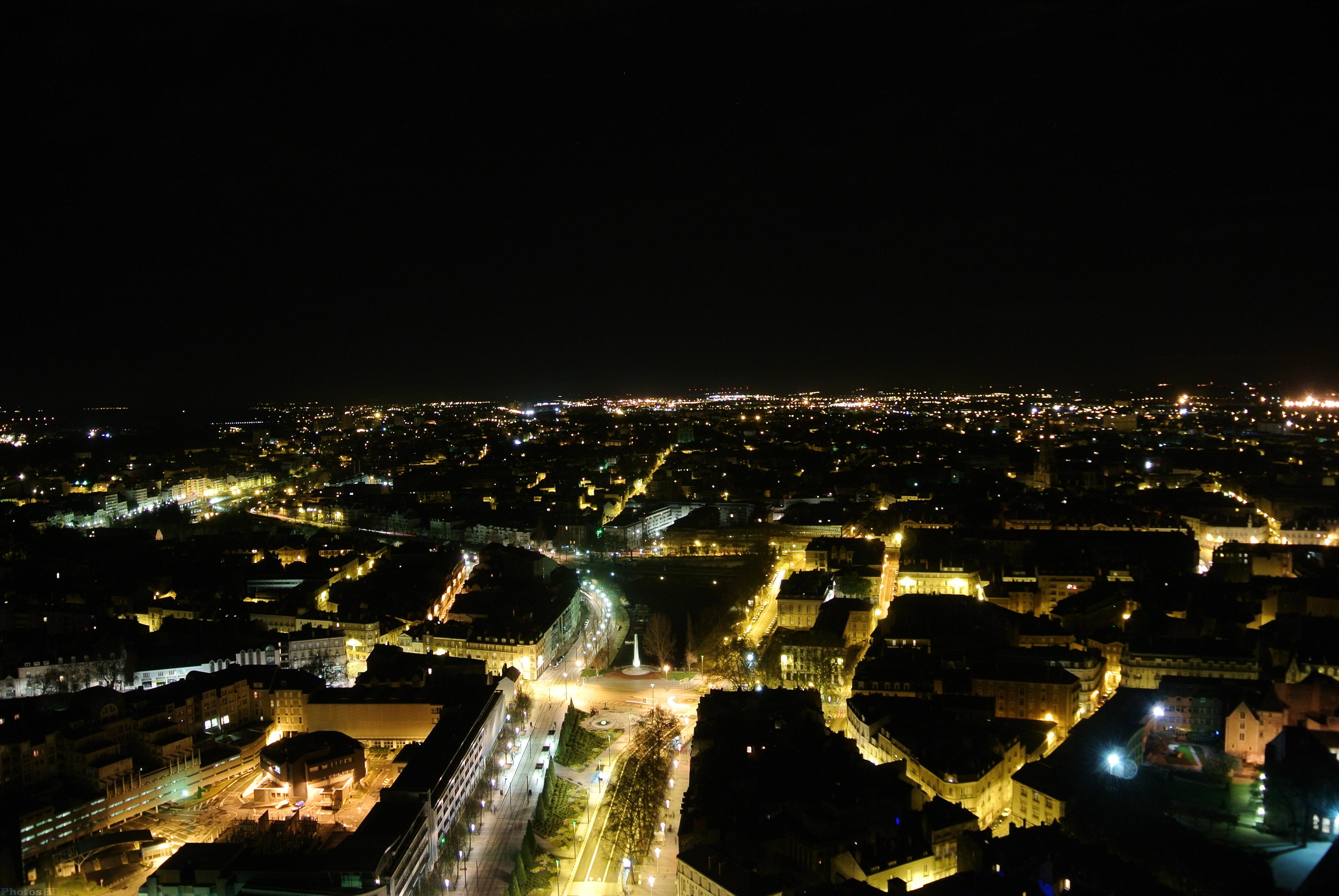 Ville de Nantes de nuit vu du ciel