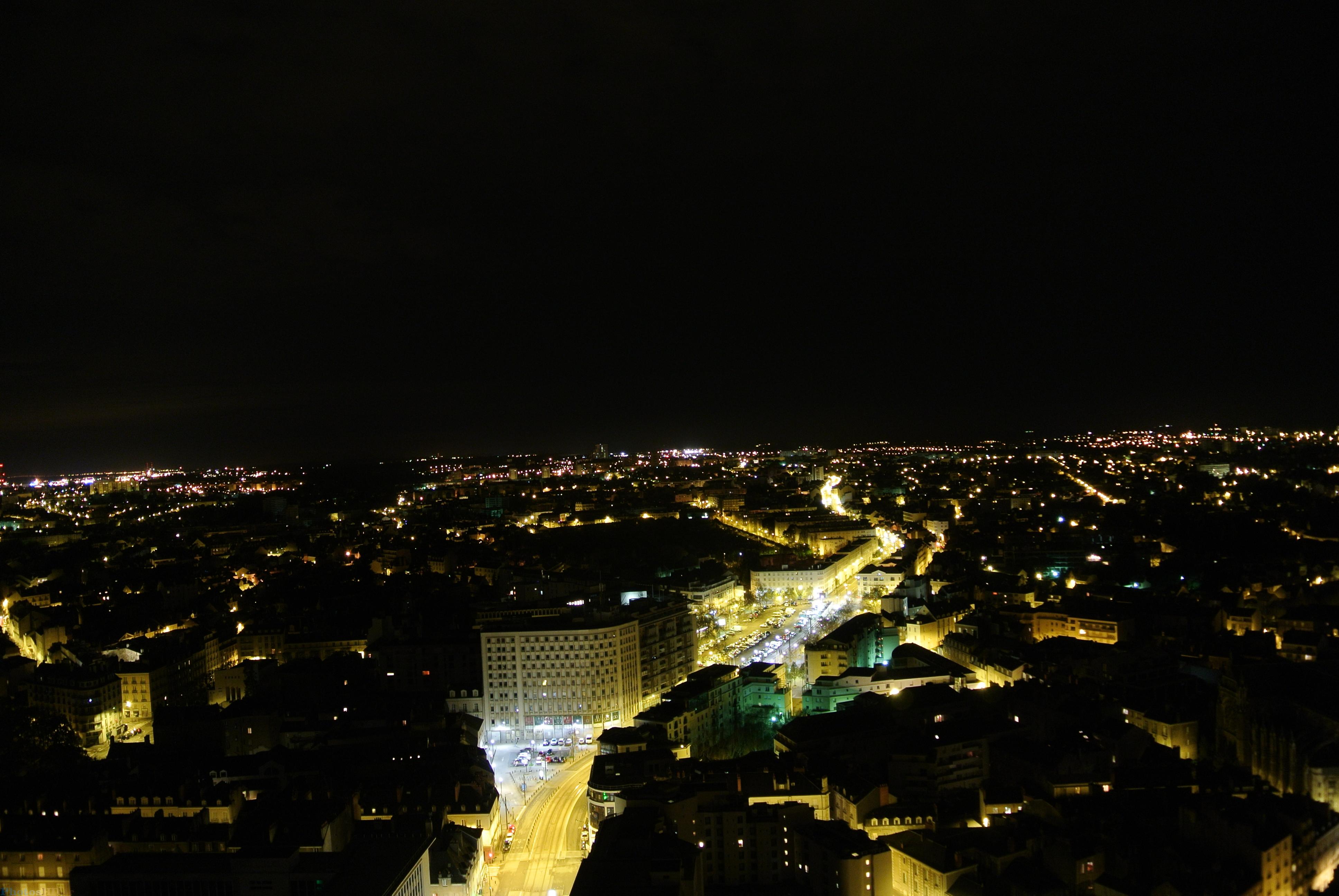 Ville de Nantes de nuit vu du ciel