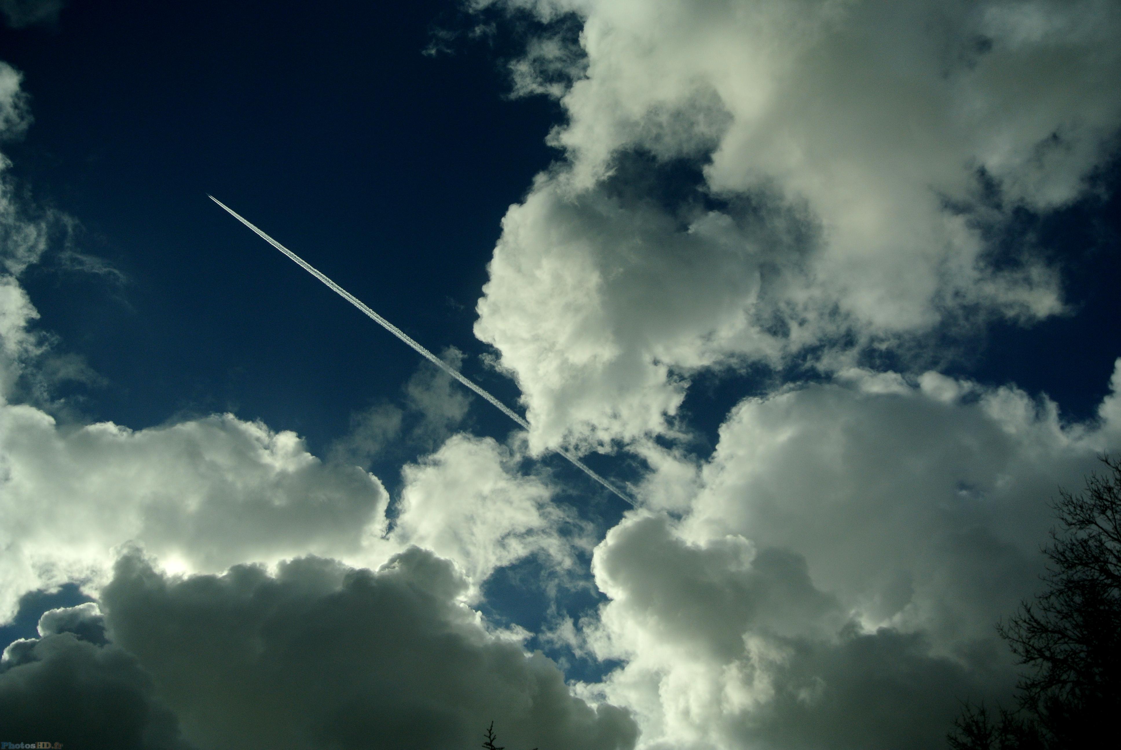 Avion qui transperce les nuages