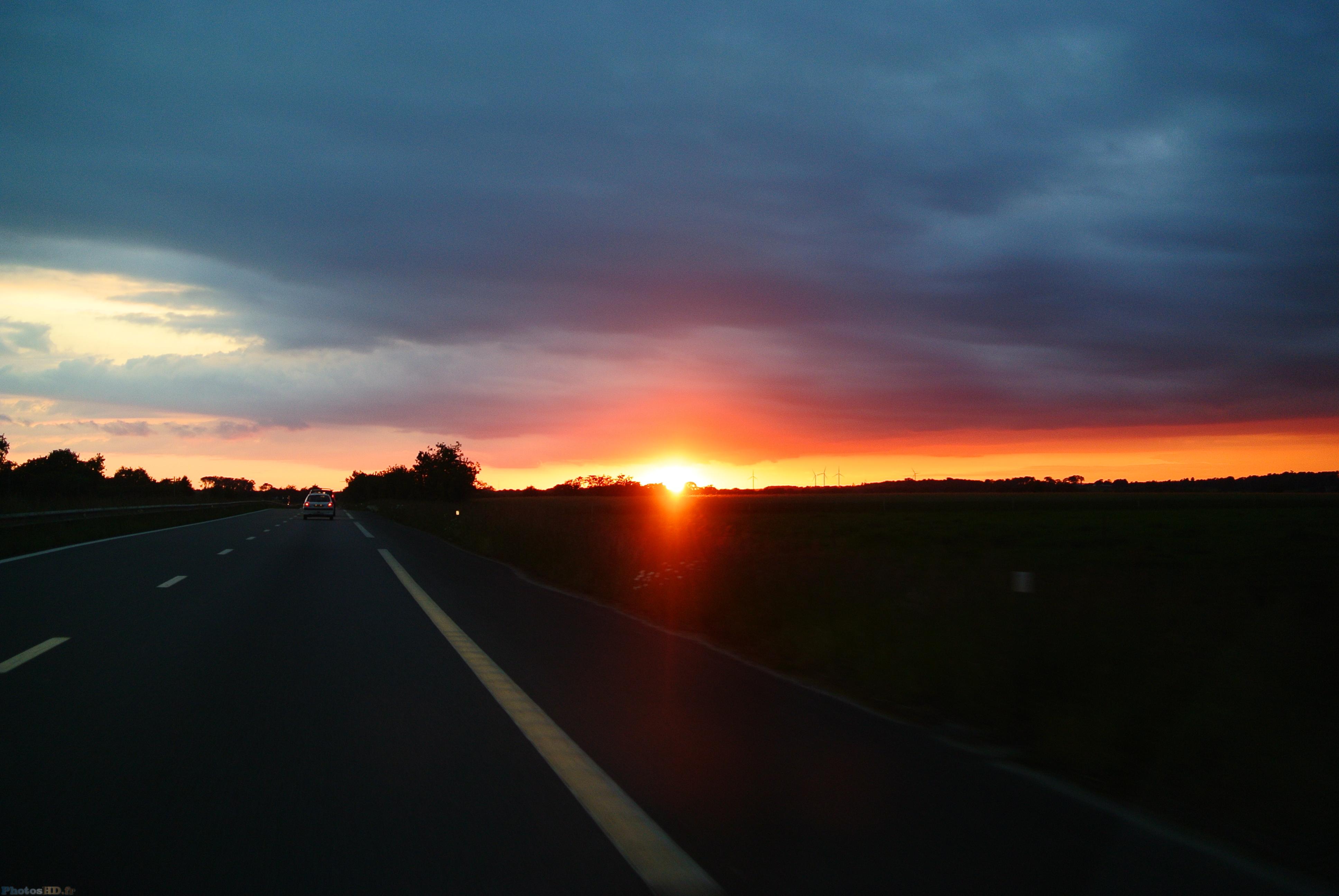 Couché de soleil sur la route