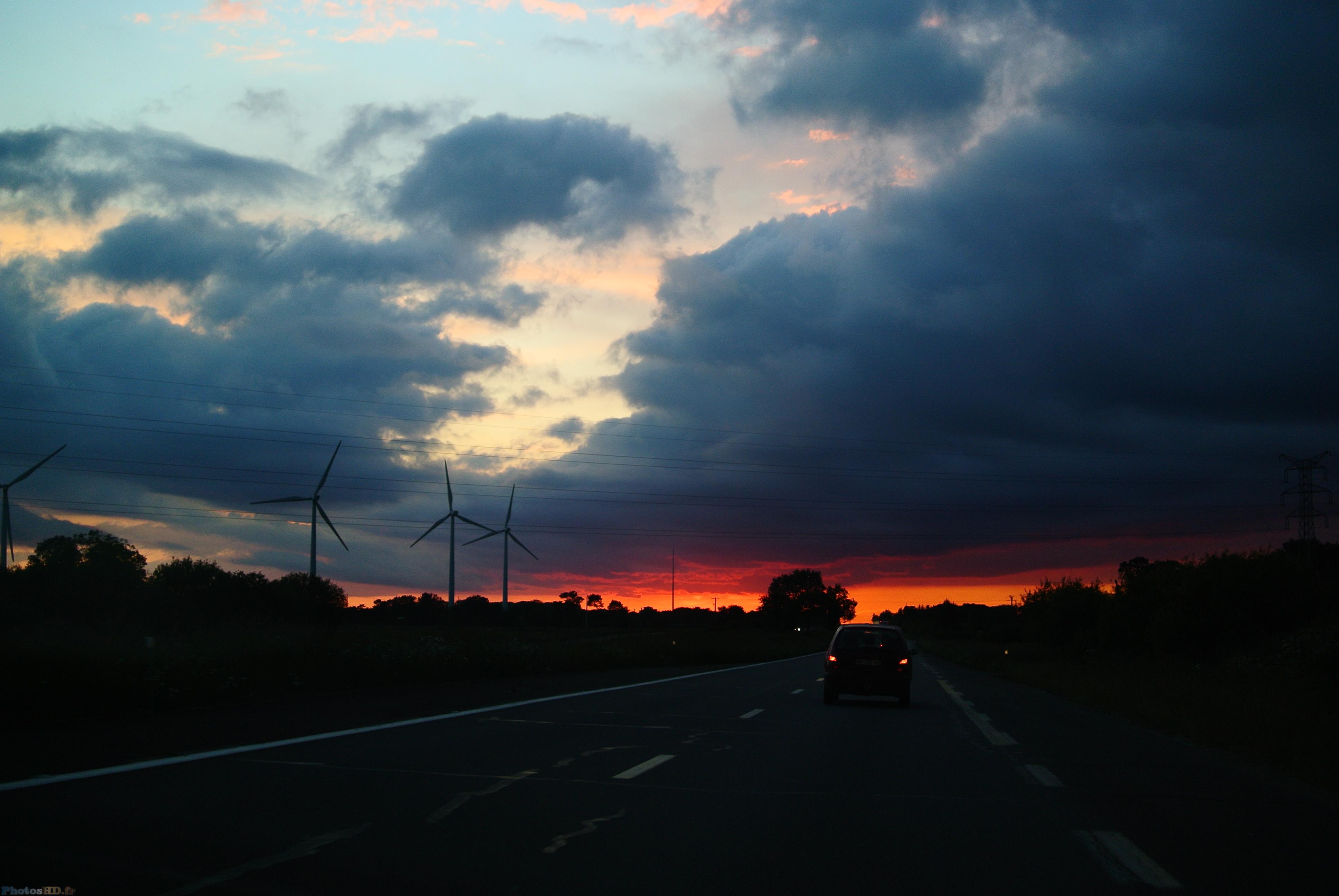 Couché de soleil sur la route