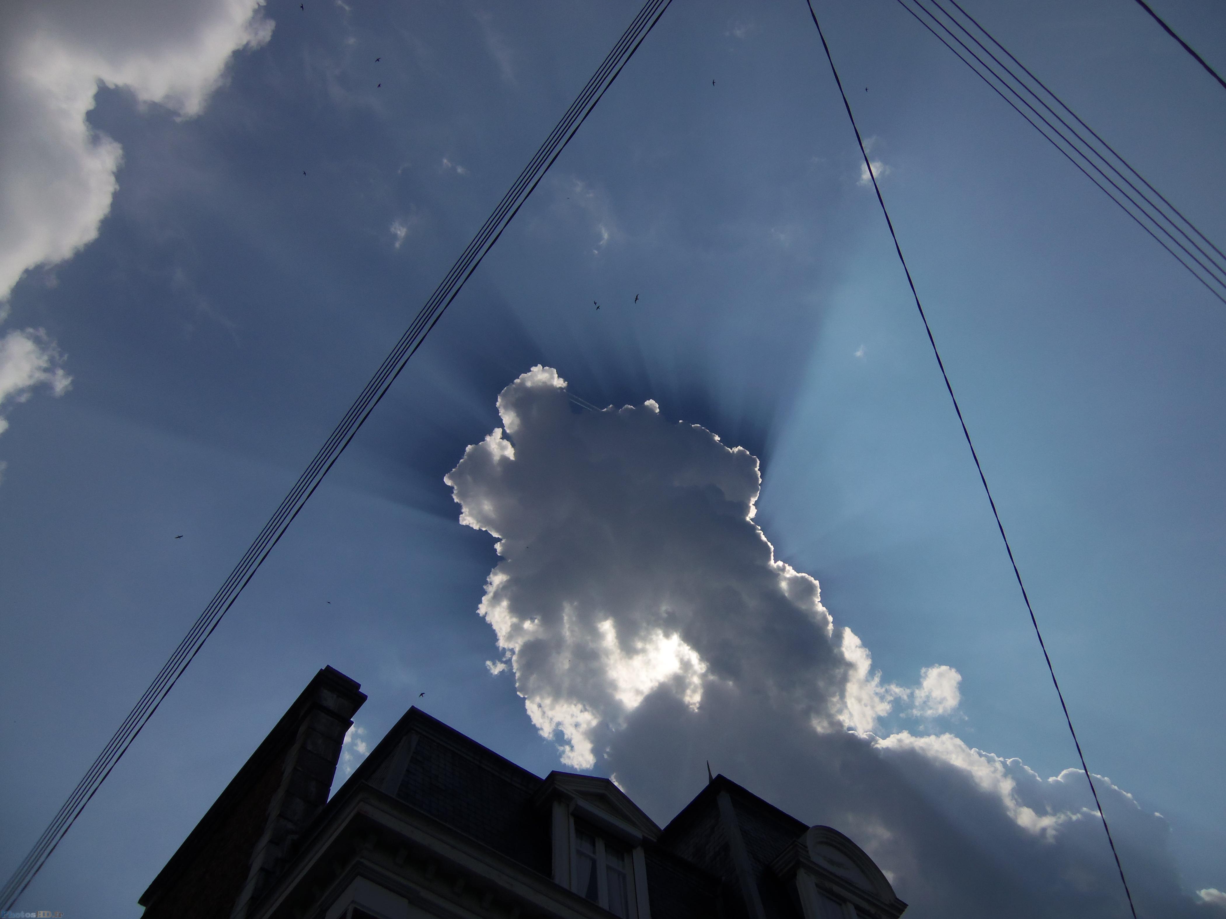 Rayons du soleil derrière un nuage