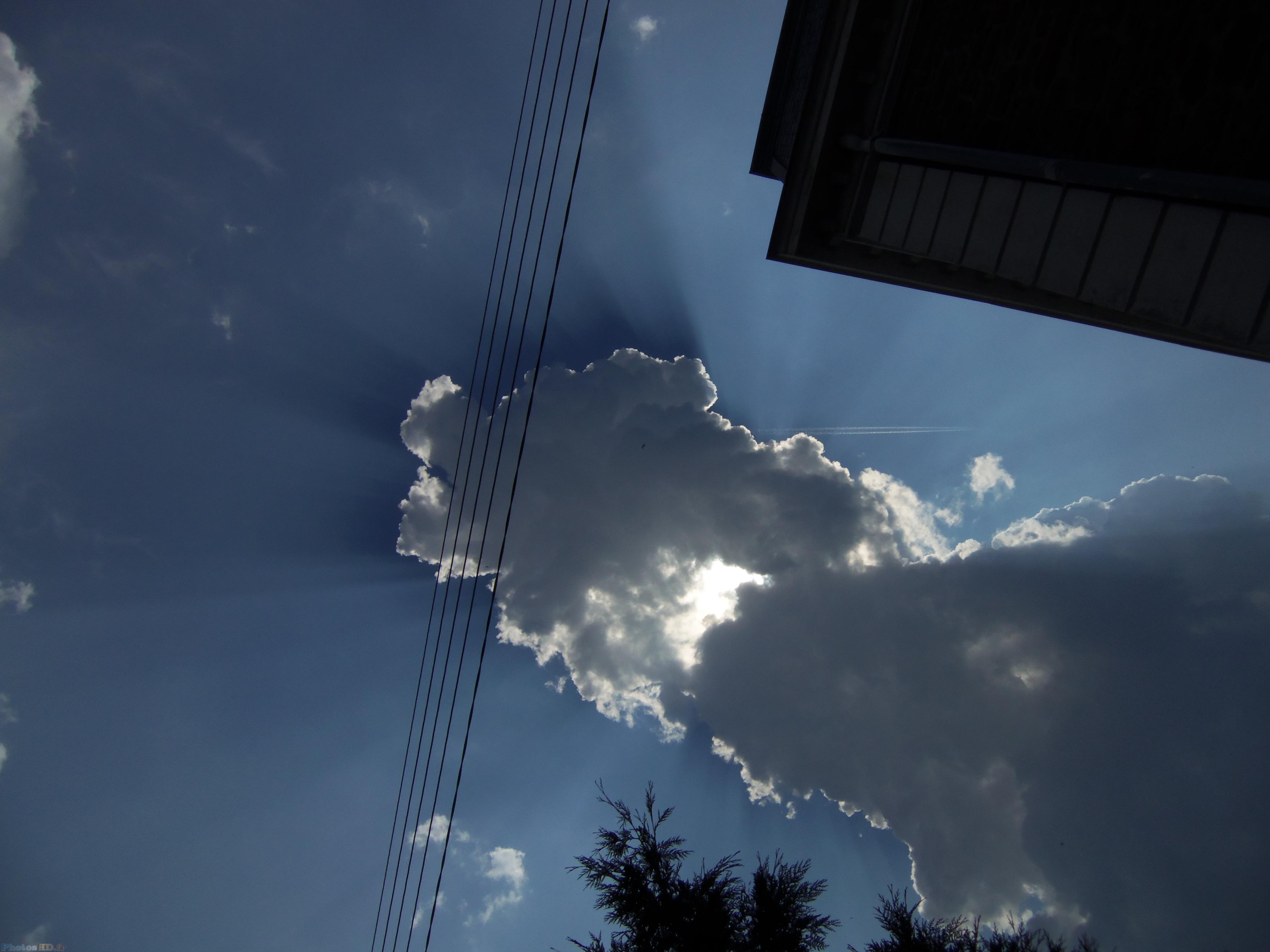 Rayons du soleil derrière un nuage