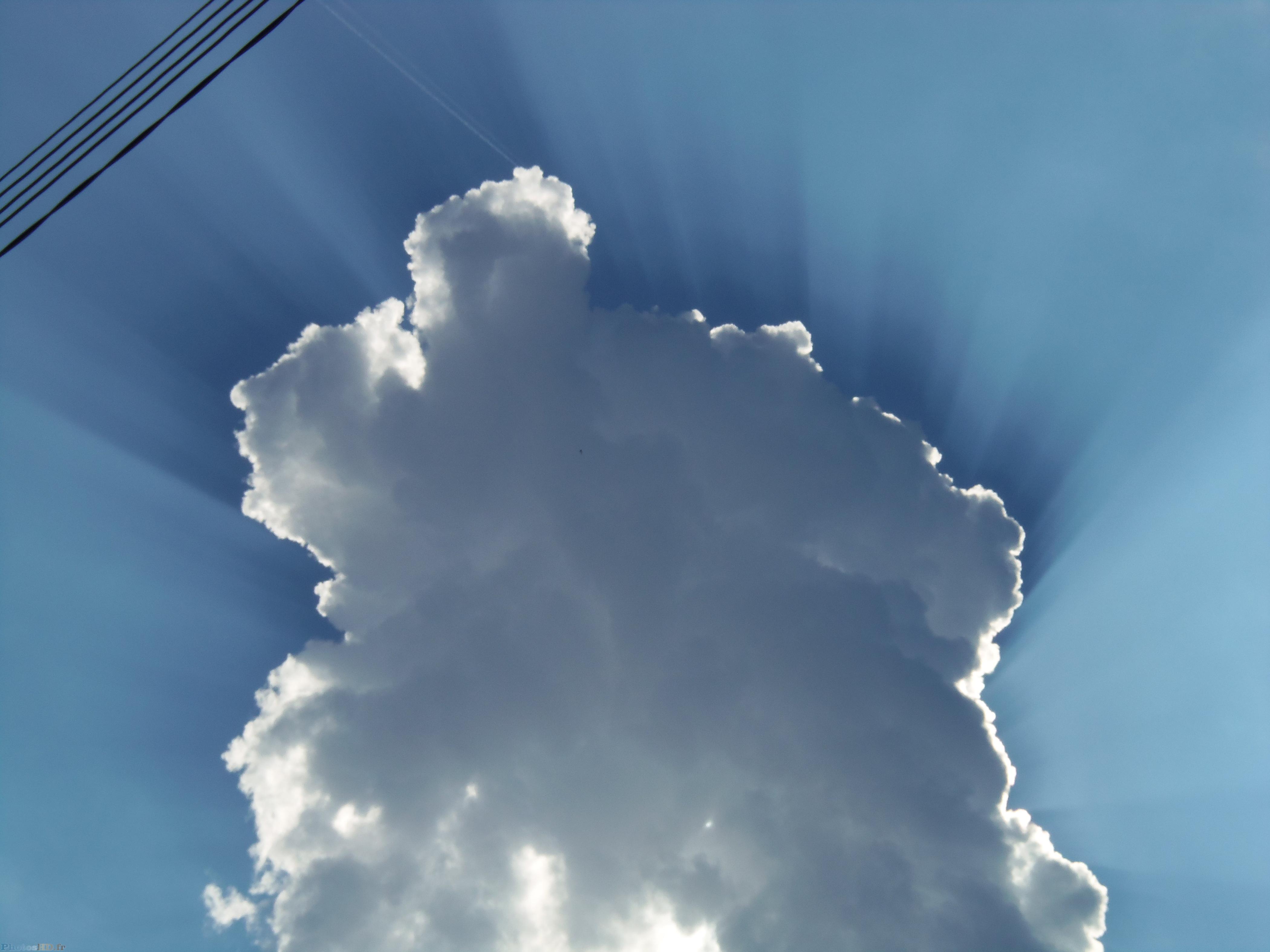 Rayons du soleil derrière un nuage