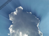 Rayons du soleil derrière un nuage