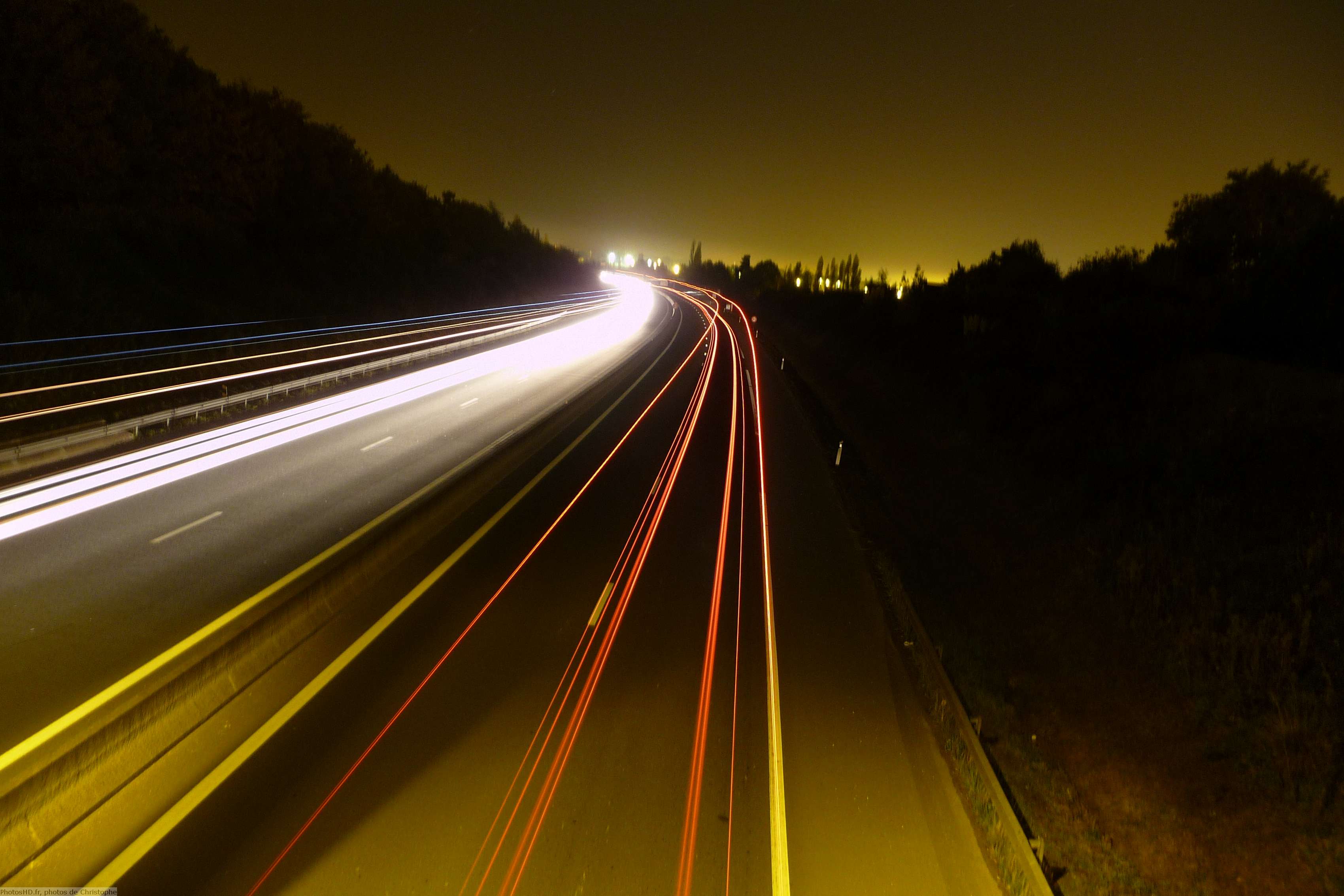 Photo de la route de nuit