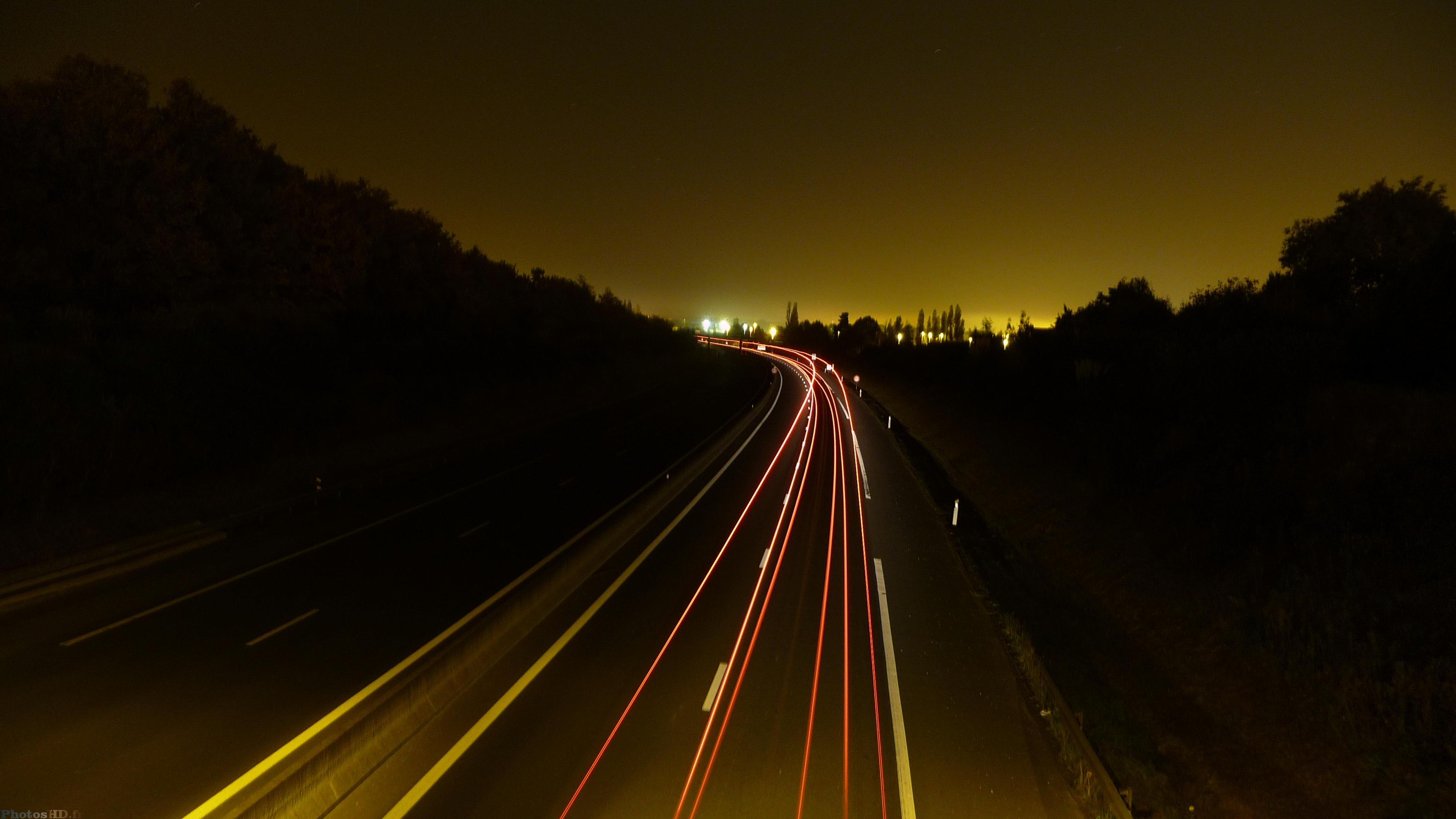 Photo de la route de nuit