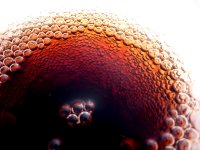 Bulles de cola dans un verre