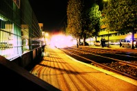 Une voiture sur la ligne de tram