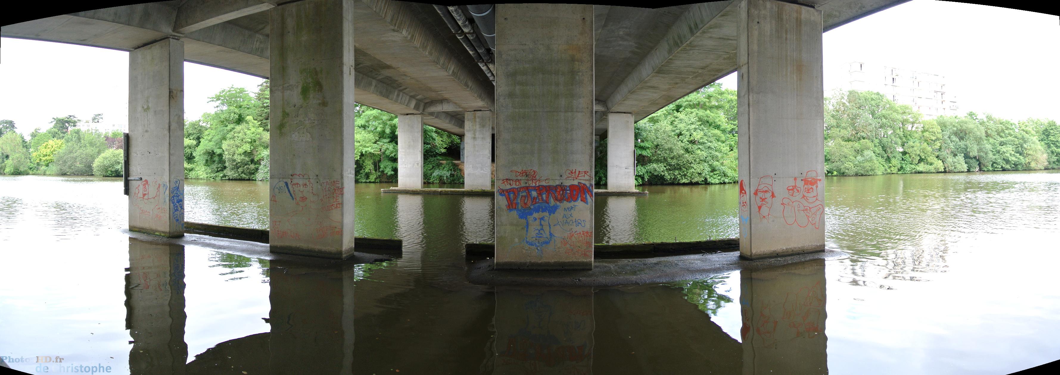 Tags sous le pont de la Tortière