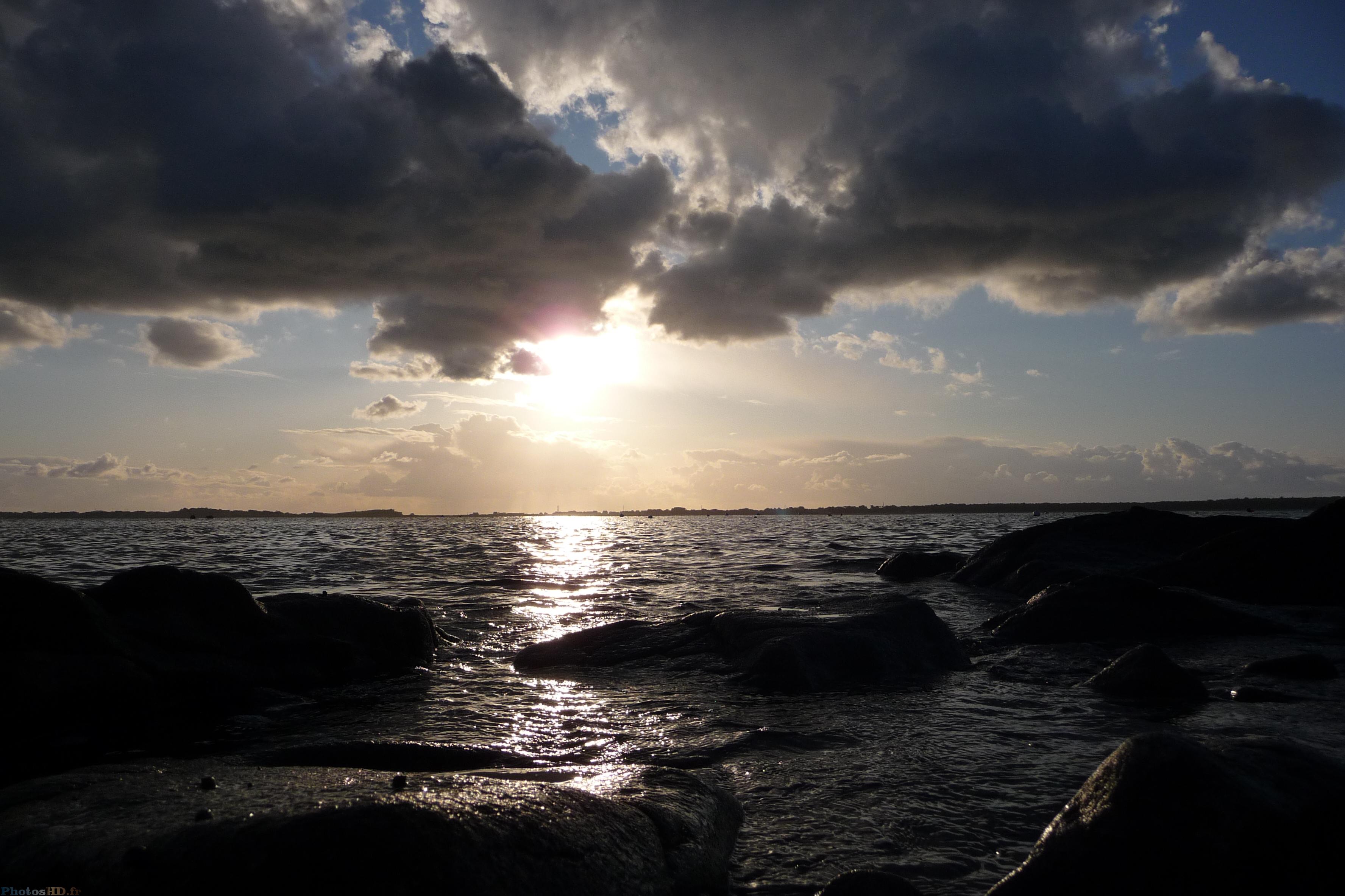 Couché de soleil au bord des rochers