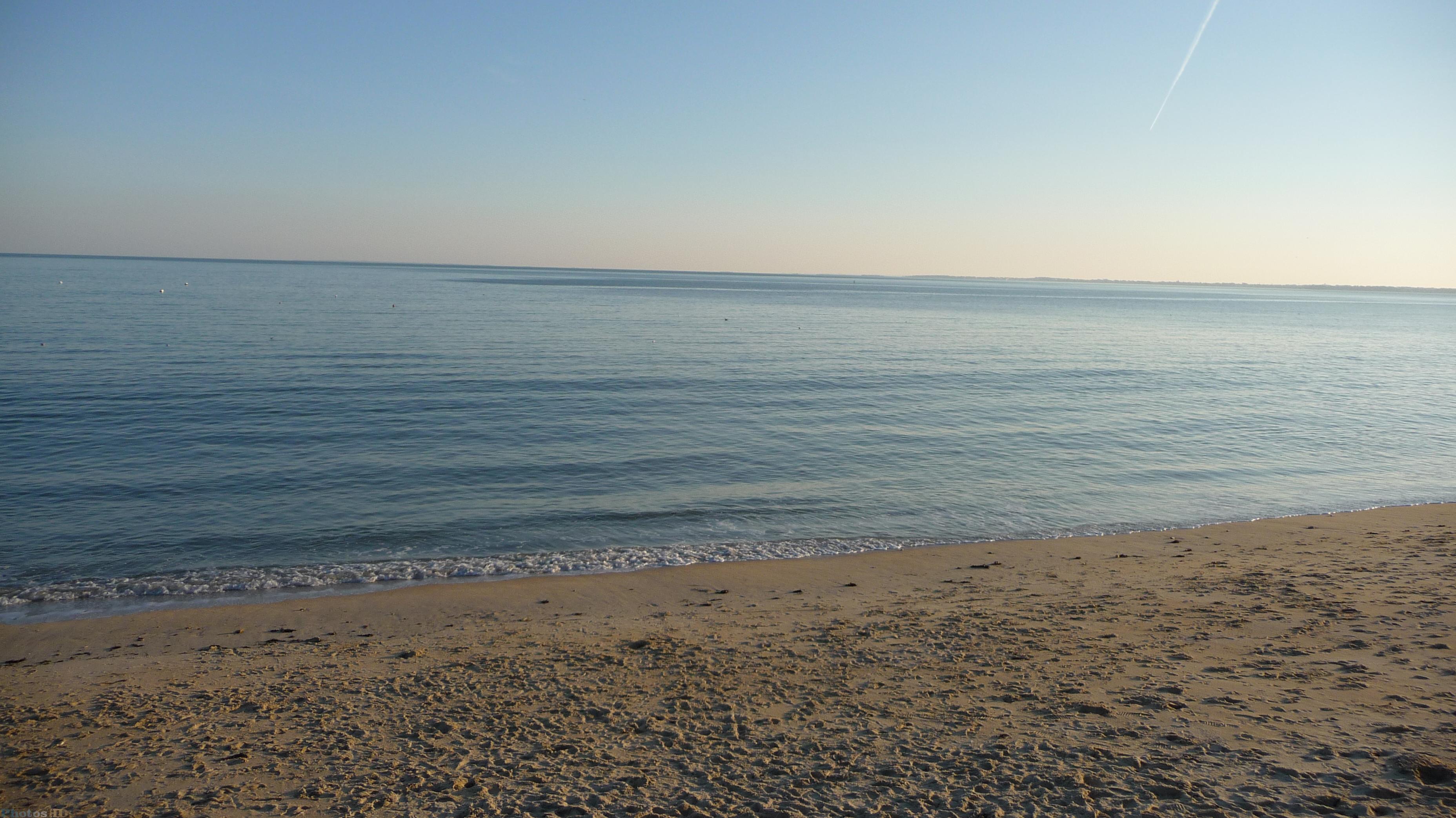 Vue sur la mer de la plage de Légenèse