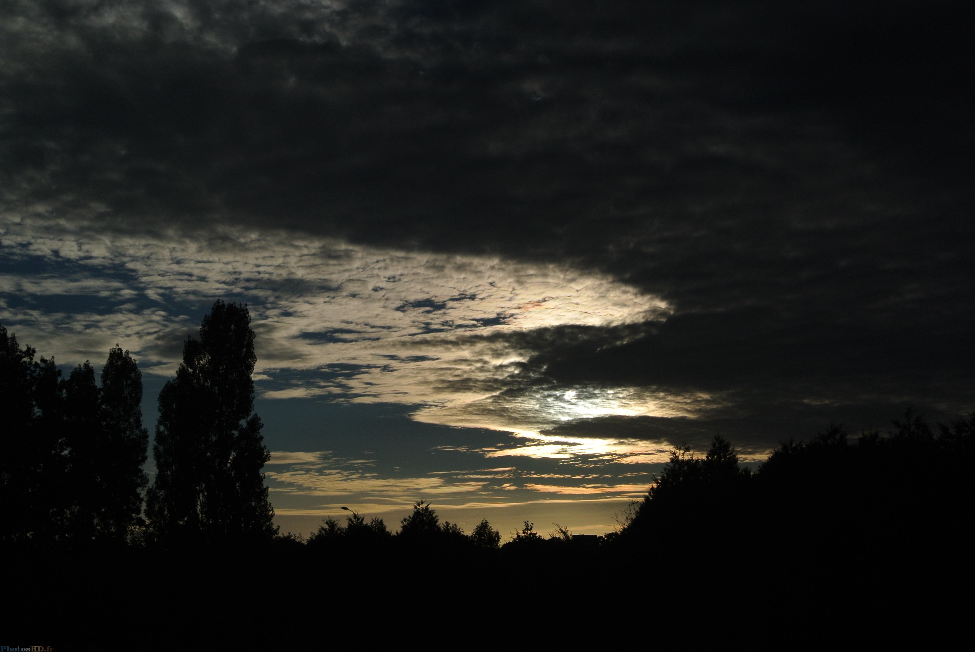 Couché de soleil derrière les nuages