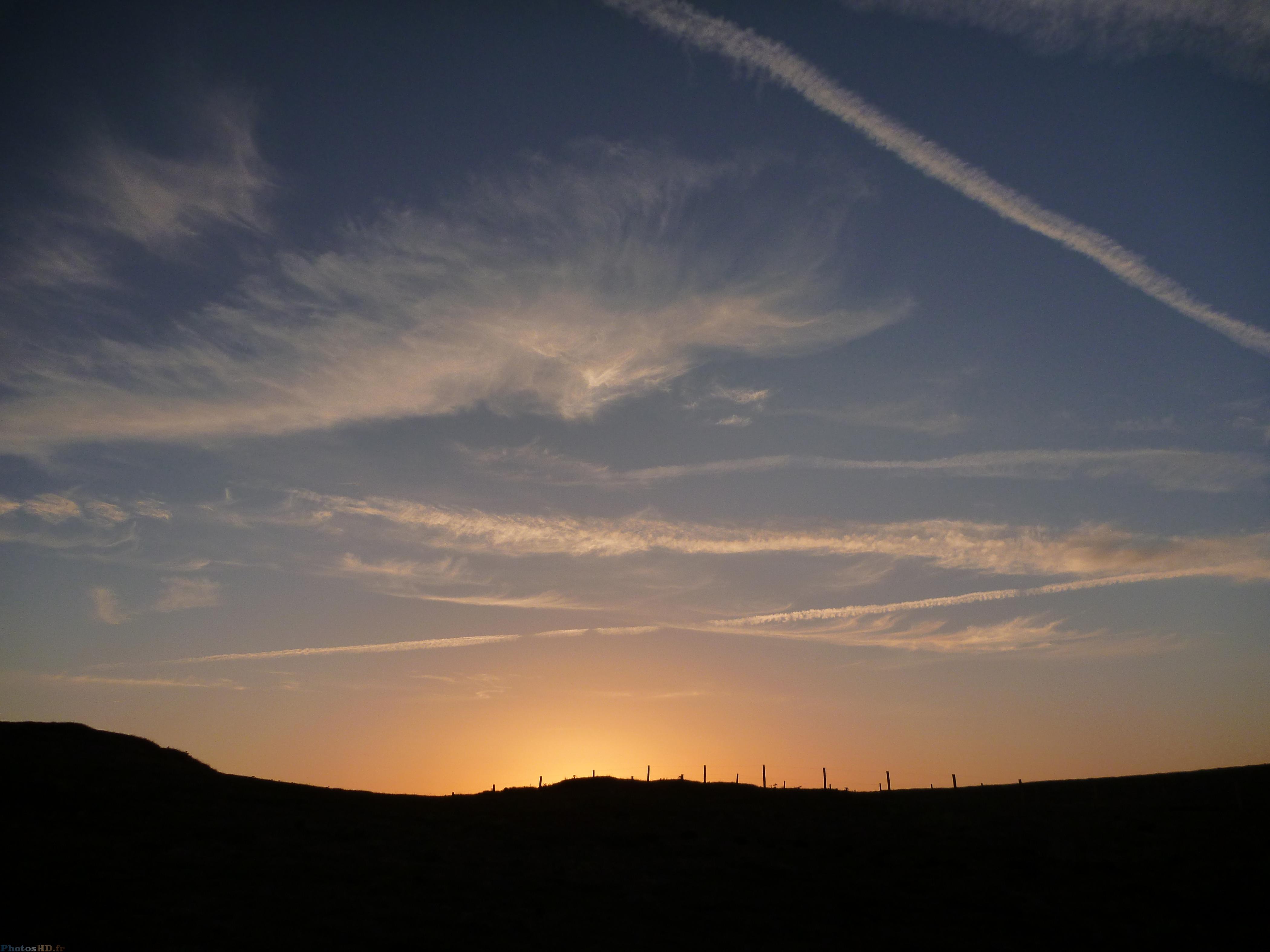 Couché de soleil derrière la coline