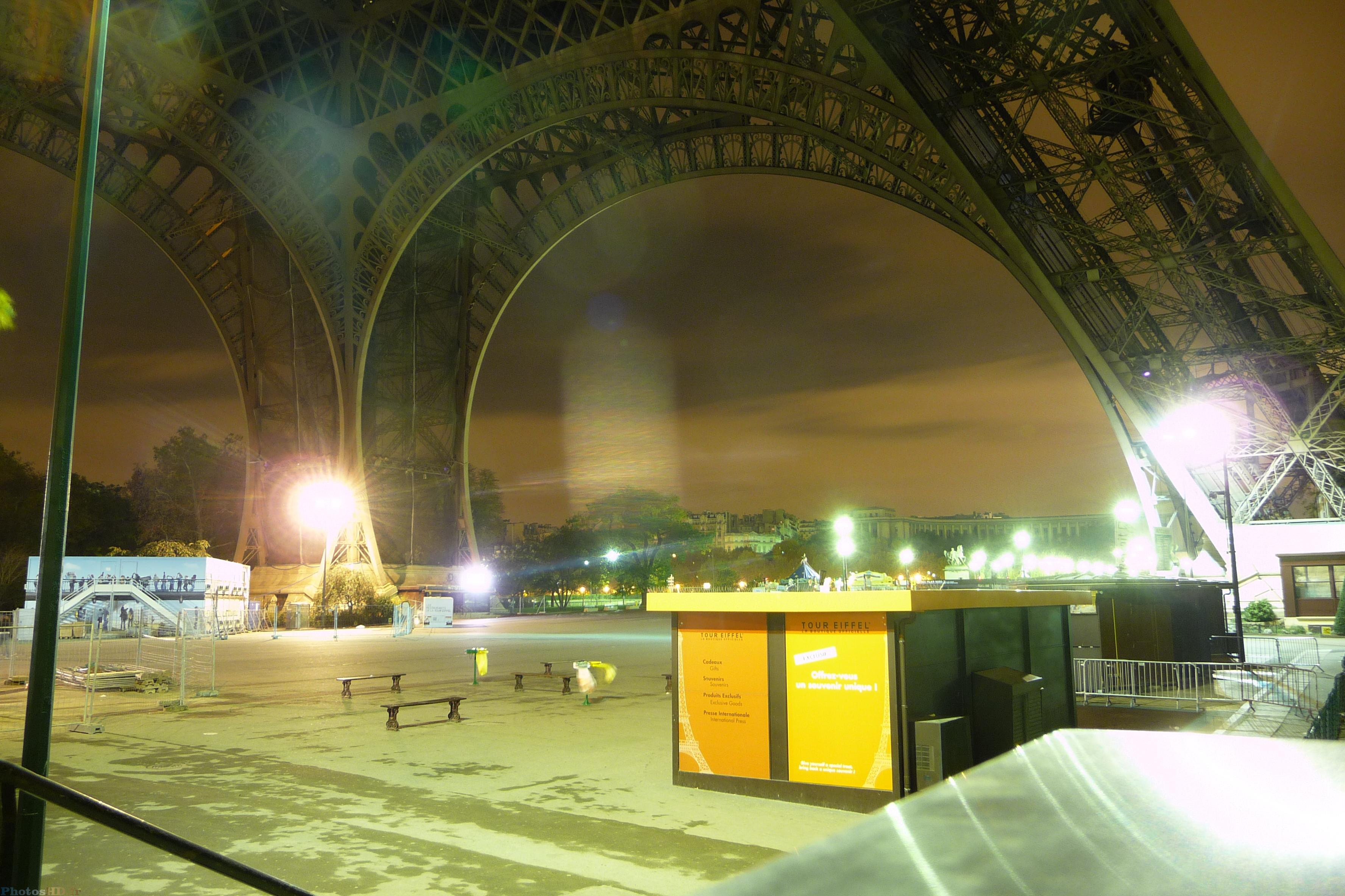 Sous la tour Eiffel la nuit