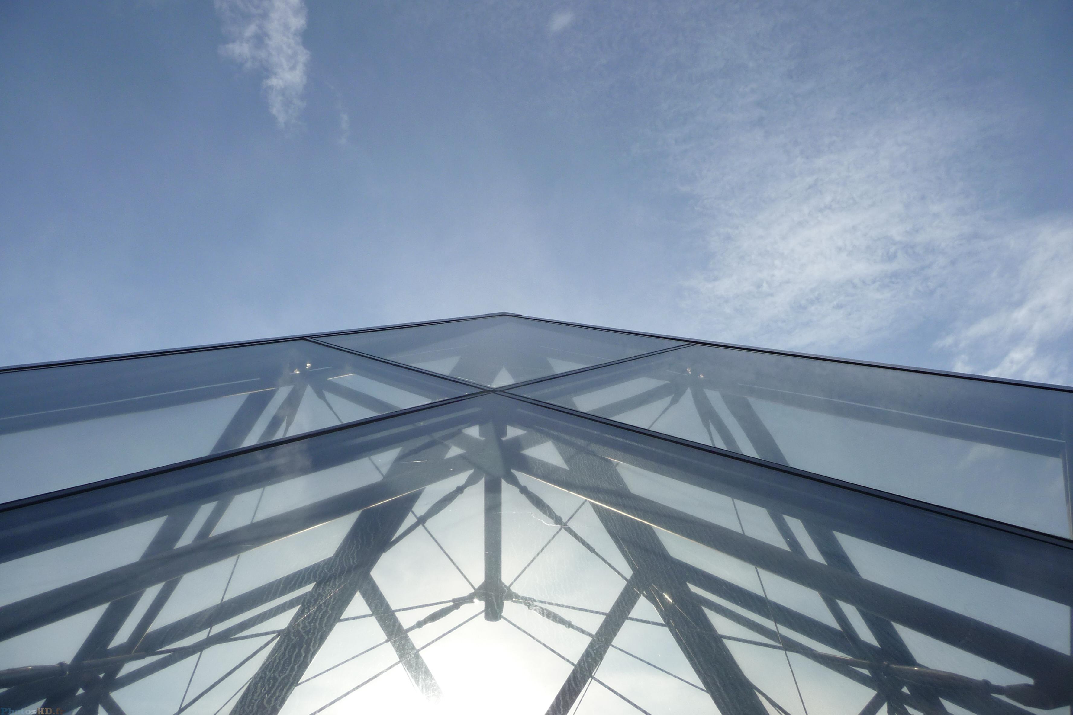 Petite pyramide du Louvre