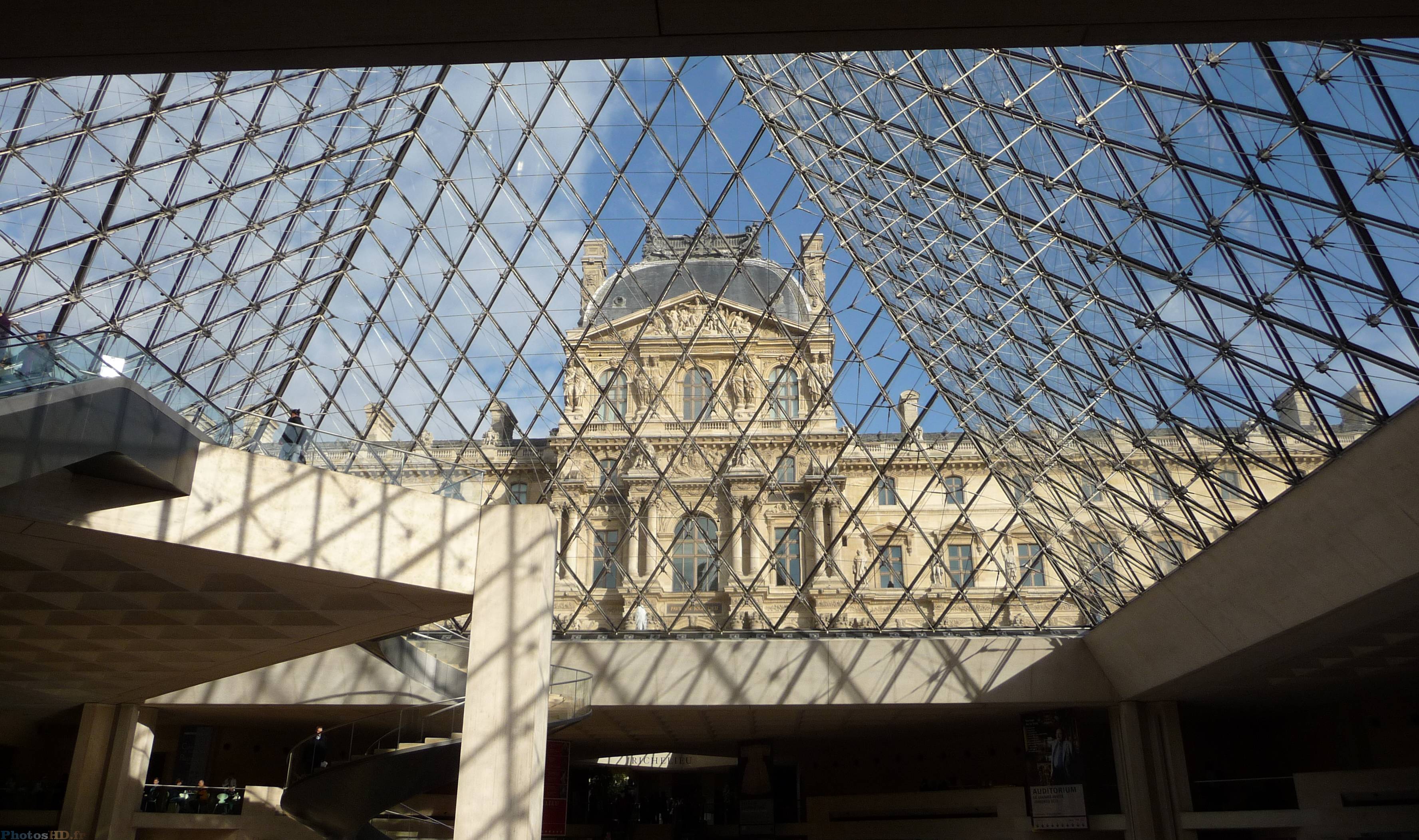 Vue sous la pyramide du Louvre