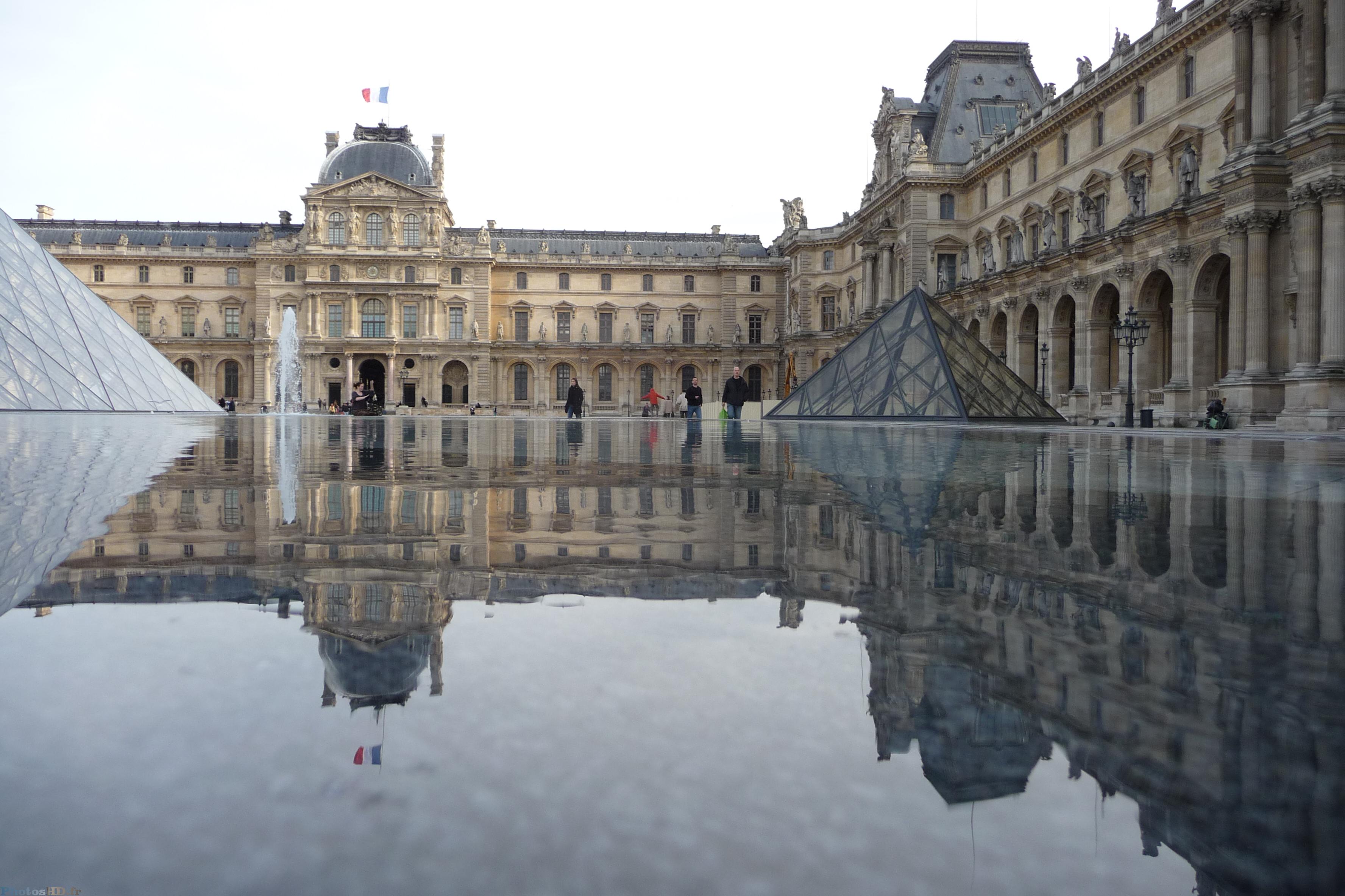 Reflets sur les fontaines du Louvre