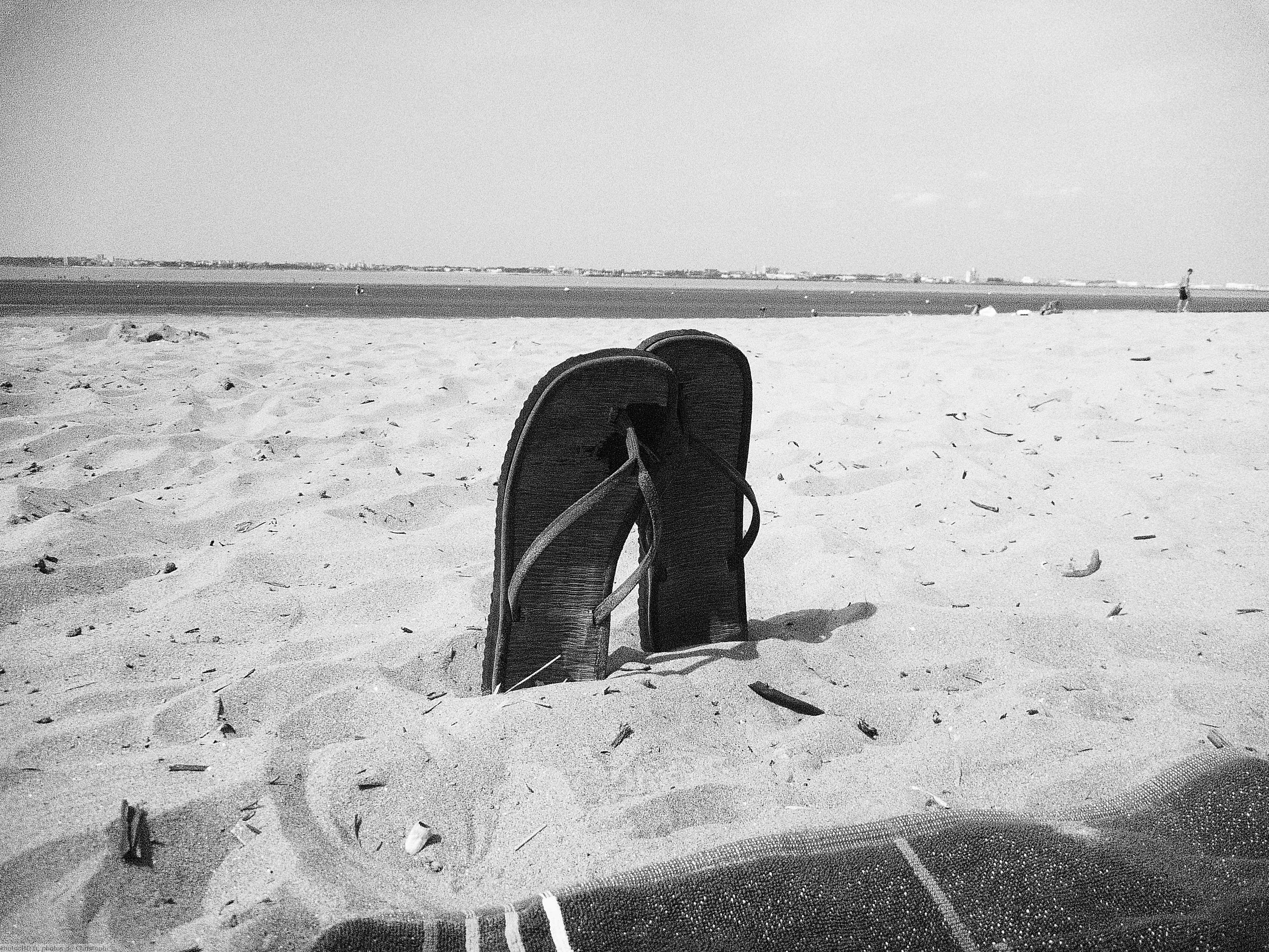 Plage tongues noir et blanc