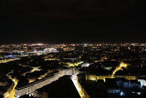 Ville de Nantes de nuit vu du ciel