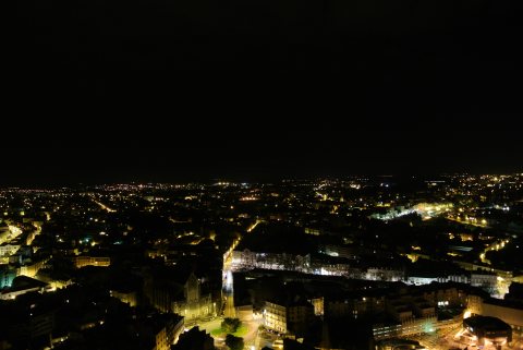 Ville de Nantes de nuit vu du ciel