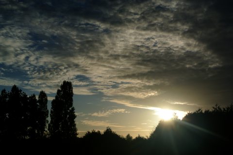 Couch&eacute; de soleil derri&egrave;re les nuages