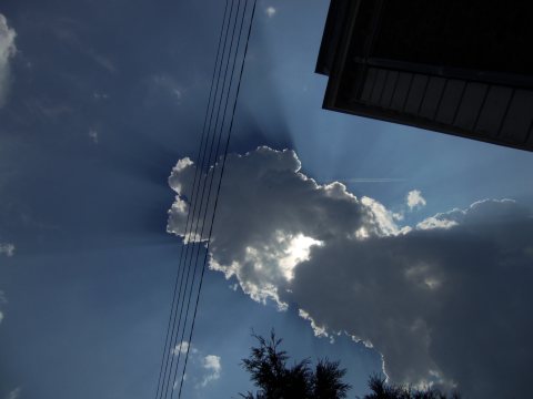 Rayons du soleil derri&egrave;re un nuage