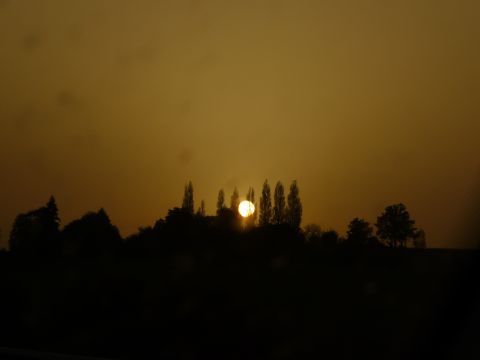 &Eacute;trange Soleil au bord de l'autoroute